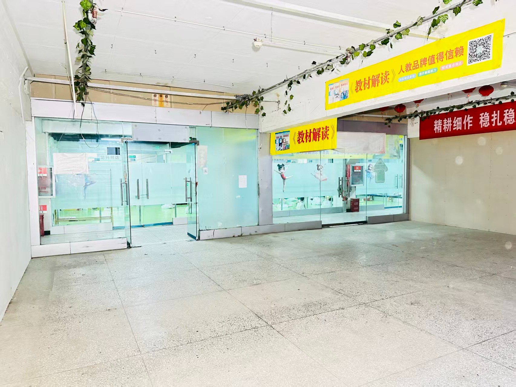 连霍高速连接线提供写字楼、商铺、展示空间、直播间等多种面积选择，满足企业办公、研发、展示、运营等多元需求。