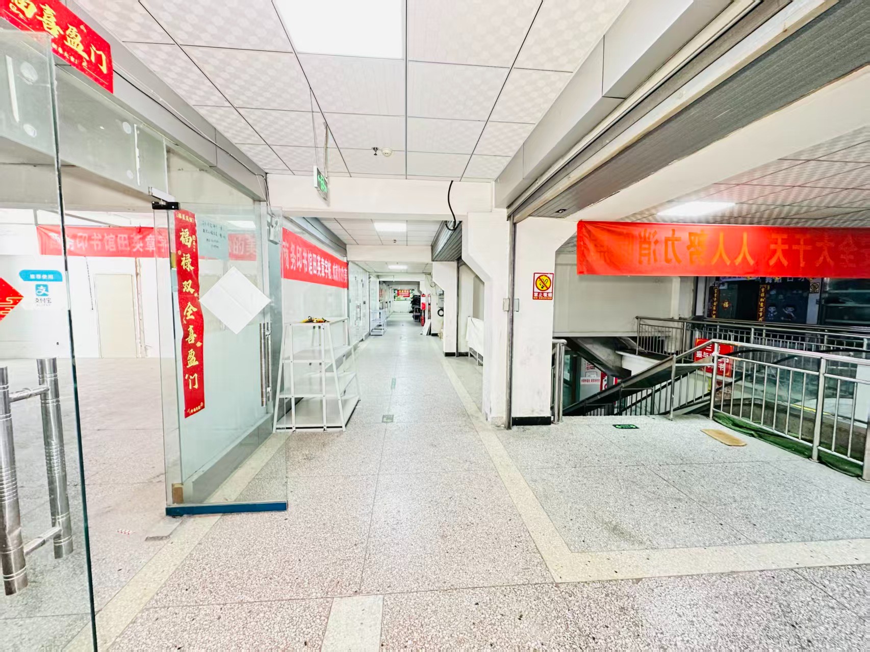 连霍高速连接线引入人工智能技术应用场景，推动AI与商业、零售、电商、企业服务等领域融合发展。